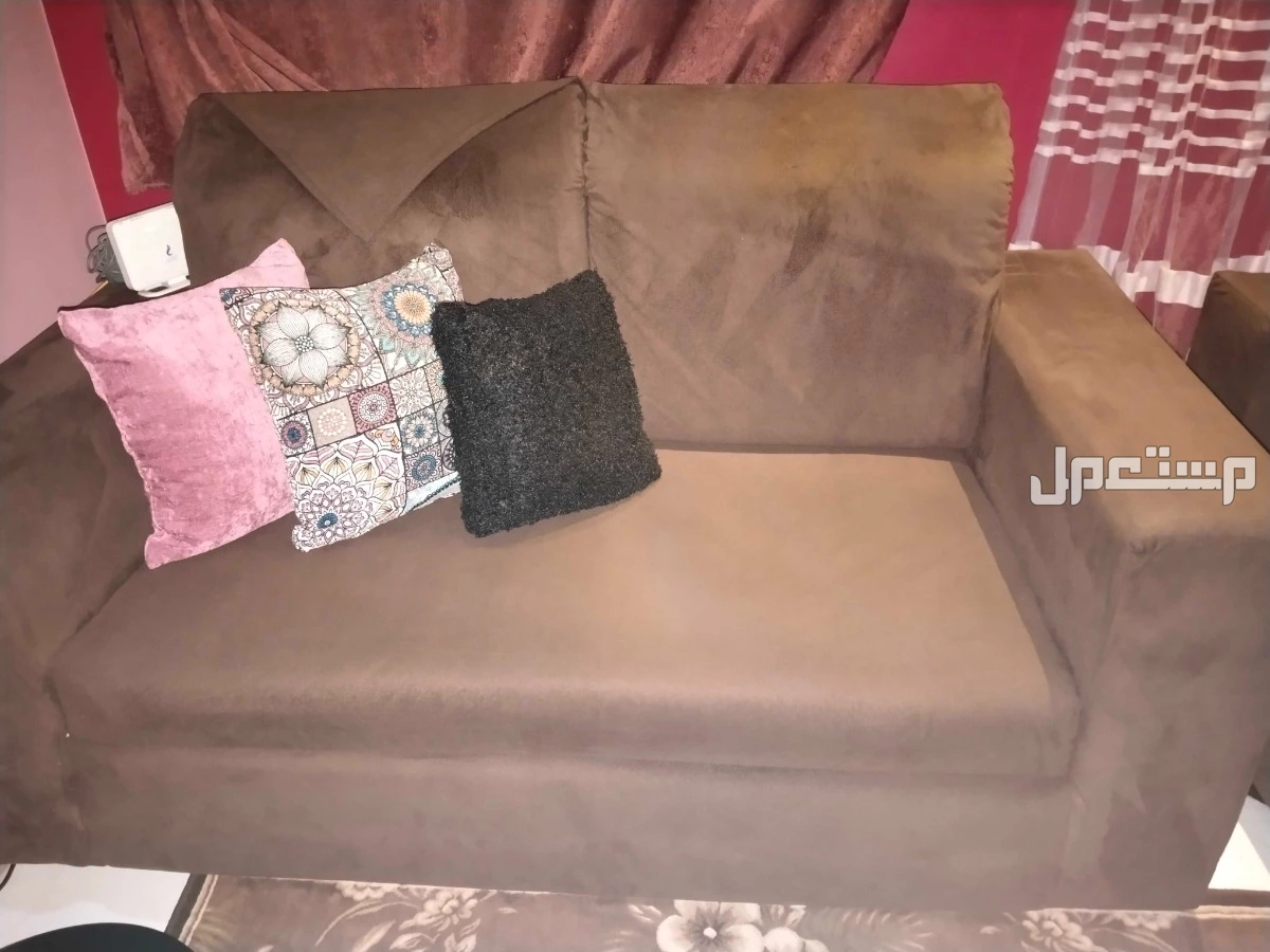 للبيع انتريه 2 كنبة و2 كرسي بسعر 20000