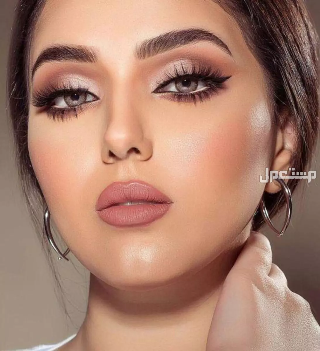 كيفية وضع مكياج الوجه بالترتيب الصحيح بالخطوات (صور) كيفية وضع المكياج بالترتيب الصحيح