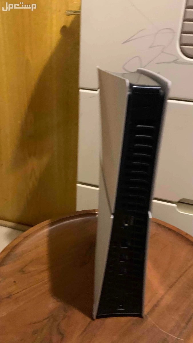 سوني 5 جديد لم يستعمل الا سنه تحت الضمان وفيه مشكله ال HDMI يبغا له تصليح مع جميع اغراضه الاصليه ماعدا اليد واذا كنت تبي اليد تواصل معي  في المدينة المنورة بسعر 1700 ريال سعودي