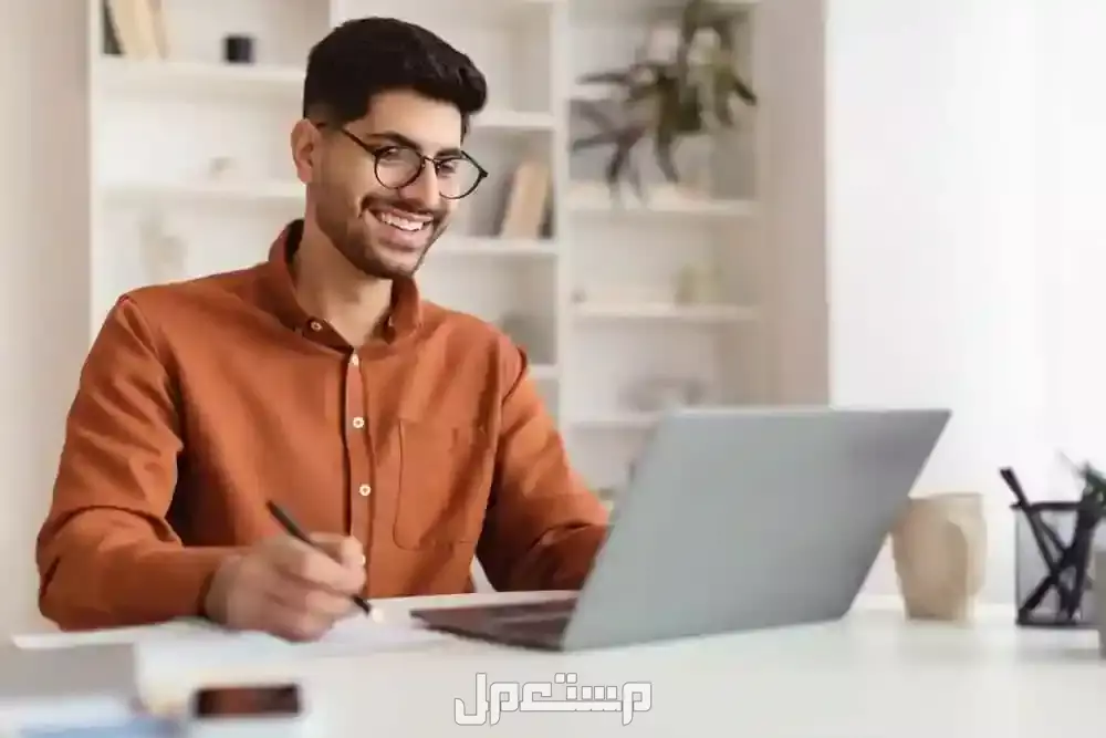 أفضل الدورات المجانية على الإنترنت بشهادات معتمدة في السعودية شاب يدرس في دورة مجانية على الإنترنت