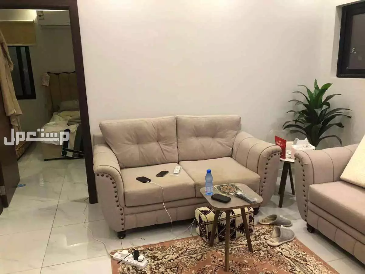 للبيع كنب امريكي 7 مقاعد 3 قطع مرتب ونظيف