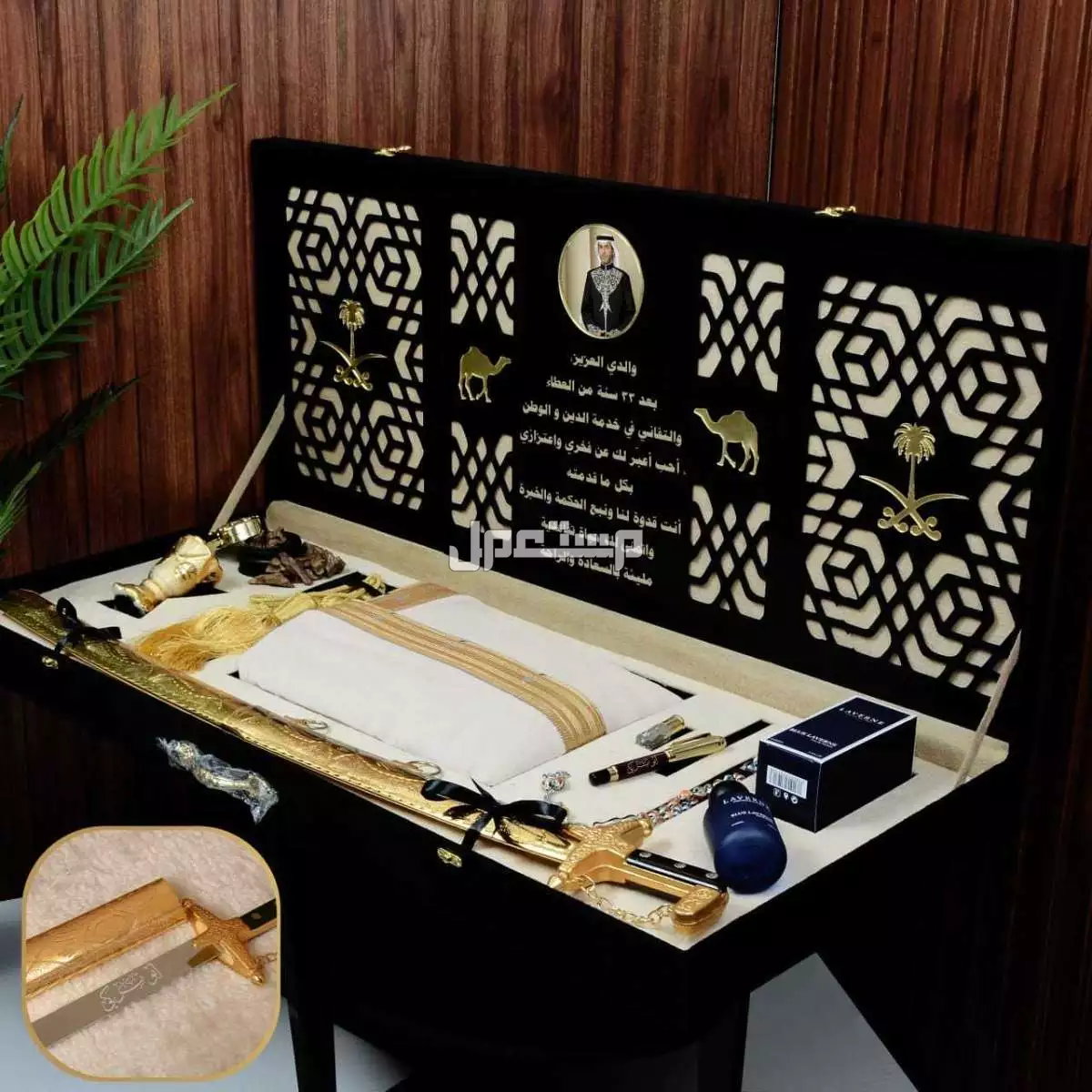 السعر 500ريال سعودي فقط🛍🌹 جديدنا 🌹  بوكس اهداء ملكي 🌹  ◽ بشت وطني قماش كوري قصب ملكي مسكر شغل يد *مقاسات من 26 الى 31*    ◽ سيف ليزر عربي صناعه سوريا جوده عاليه *نحت الاسم ليزر حسب الطلب