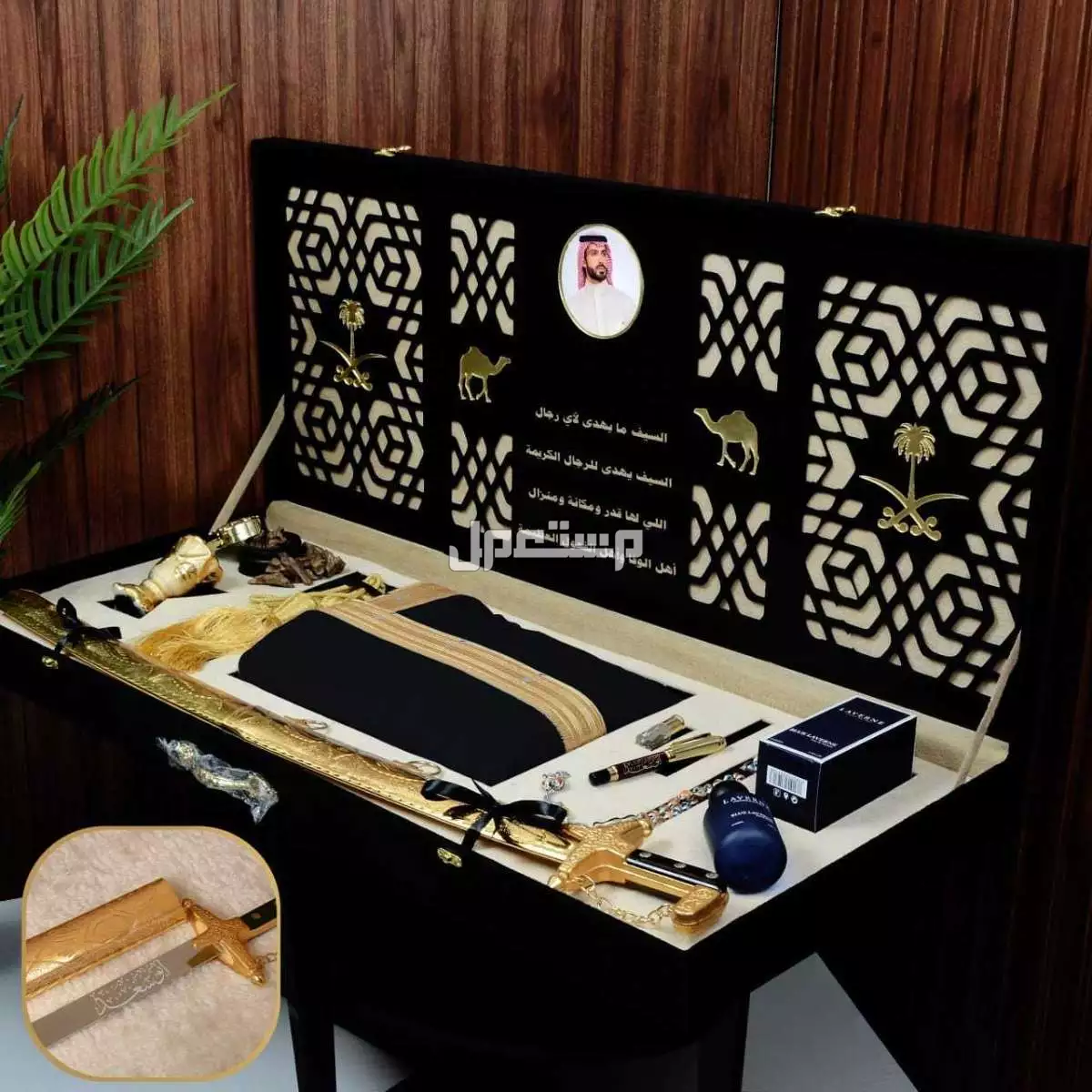 السعر 500ريال سعودي فقط🛍🌹 جديدنا 🌹  بوكس اهداء ملكي 🌹  ◽ بشت وطني قماش كوري قصب ملكي مسكر شغل يد *مقاسات من 26 الى 31*    ◽ سيف ليزر عربي صناعه سوريا جوده عاليه *نحت الاسم ليزر حسب الطلب