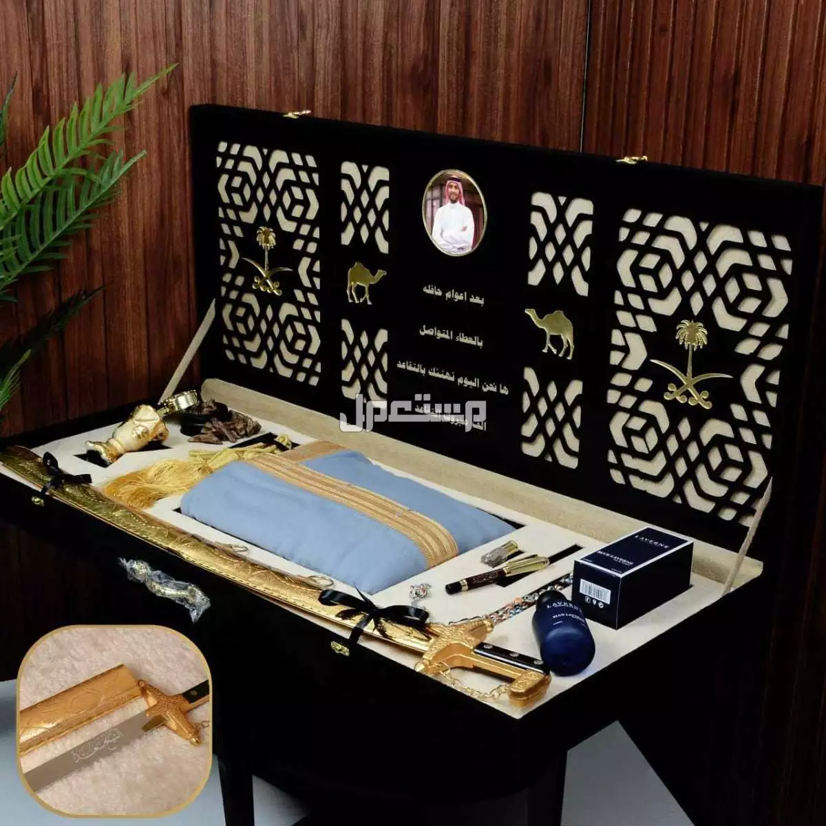السعر 500ريال سعودي فقط🛍🌹 جديدنا 🌹  بوكس اهداء ملكي 🌹  ◽ بشت وطني قماش كوري قصب ملكي مسكر شغل يد *مقاسات من 26 الى 31*    ◽ سيف ليزر عربي صناعه سوريا جوده عاليه *نحت الاسم ليزر حسب الطلب