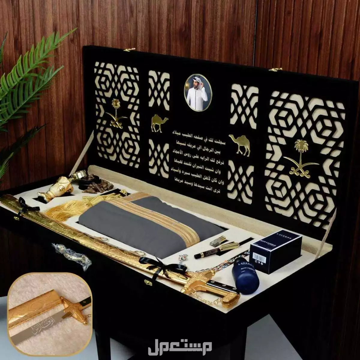 السعر 500ريال سعودي فقط🛍🌹 جديدنا 🌹  بوكس اهداء ملكي 🌹  ◽ بشت وطني قماش كوري قصب ملكي مسكر شغل يد *مقاسات من 26 الى 31*    ◽ سيف ليزر عربي صناعه سوريا جوده عاليه *نحت الاسم ليزر حسب الطلب