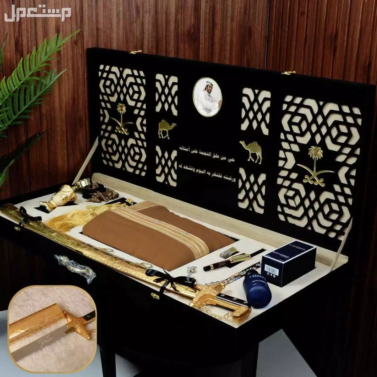 السعر 500ريال سعودي فقط🛍🌹 جديدنا 🌹  بوكس اهداء ملكي 🌹  ◽ بشت وطني قماش كوري قصب ملكي مسكر شغل يد *مقاسات من 26 الى 31*    ◽ سيف ليزر عربي صناعه سوريا جوده عاليه *نحت الاسم ليزر حسب الطلب