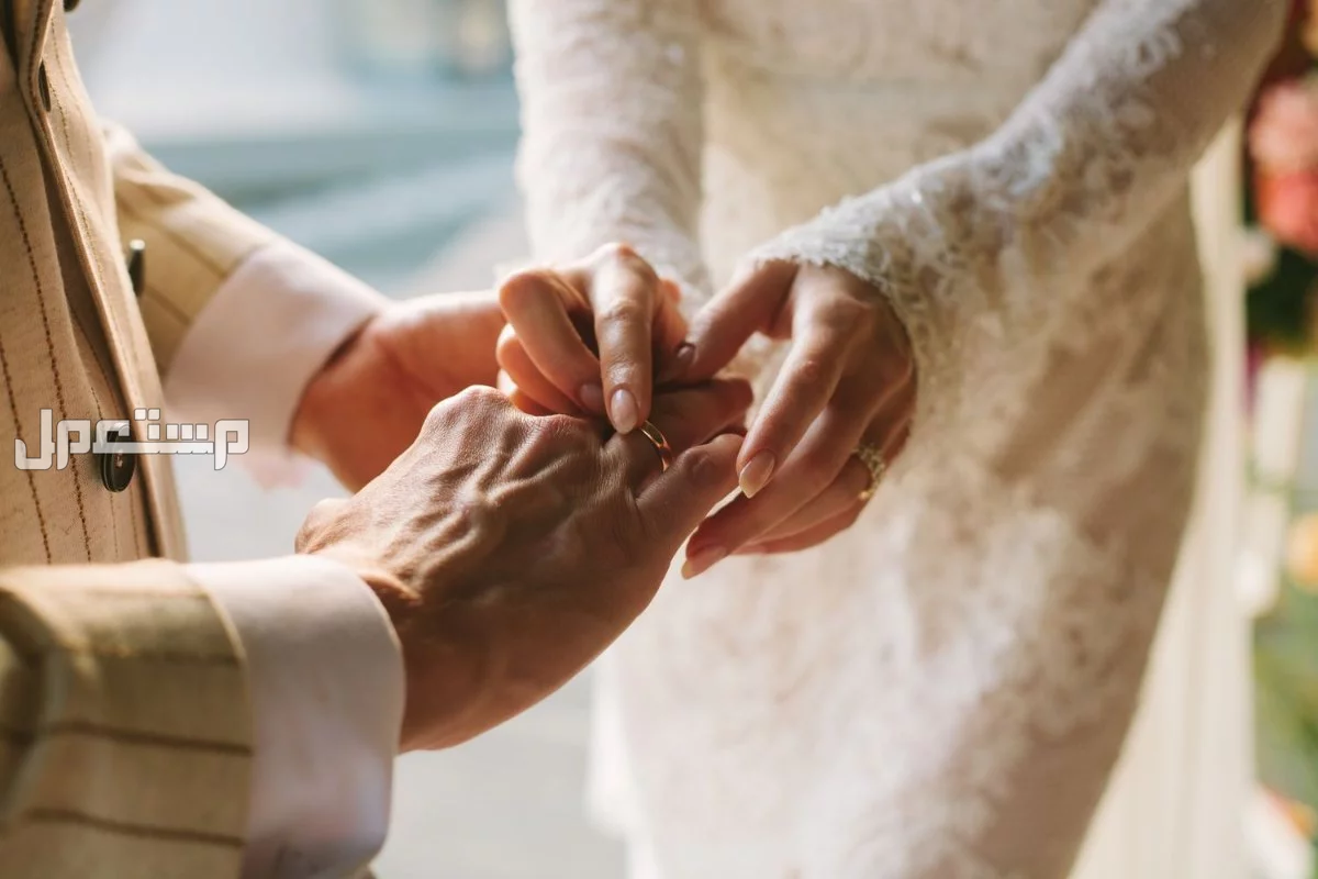 تفسير رؤية التمر في المنام للمتزوجة والعزباء والرجل يوم الزفاف