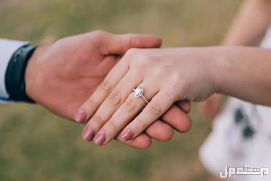 تفسير رؤية التمر في المنام للمتزوجة والعزباء والرجل دبلة خطوبة