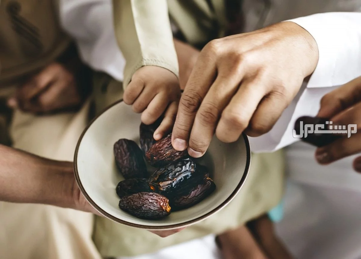 تفسير رؤية التمر في المنام للمتزوجة والعزباء والرجل أخذ التمر في المنام