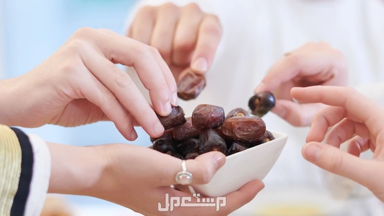 تفسير رؤية التمر في المنام للمتزوجة والعزباء والرجل تفسير حلم إعطاء التمر لشخص في المنام