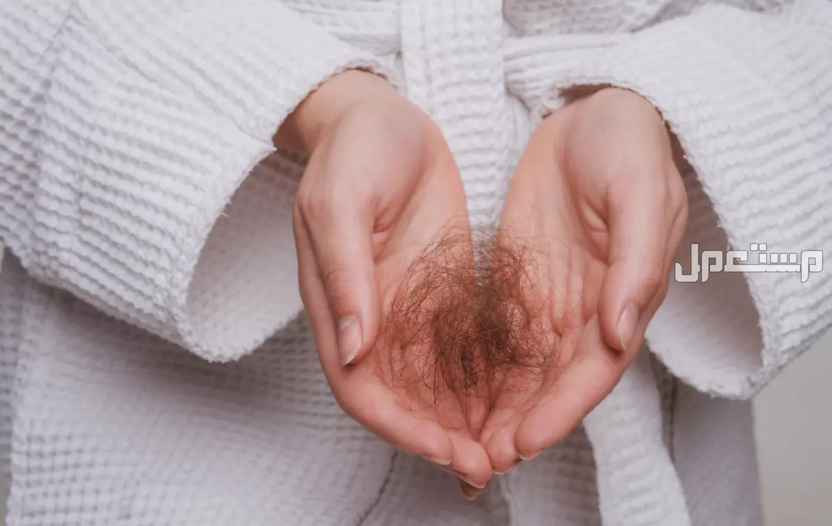 تفسير حلم تساقط الشعر للعزباء والمتزوجة ما معنى أن ترى شعرك يتساقط في المنام؟