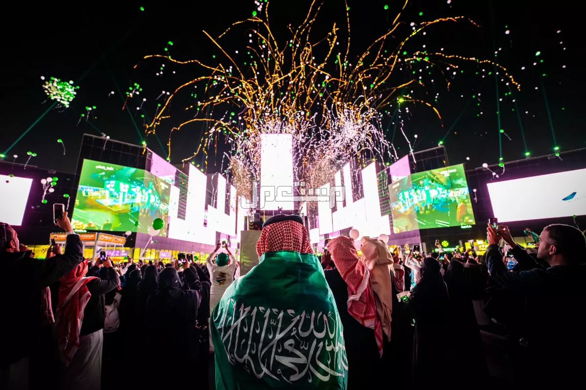 متى يبدأ موسم الرياض 2025؟.. أهم الفعاليات والمهرجانات المنتظرة شاب يضع على كتفه علم السعودية في بوليفارد الرياض