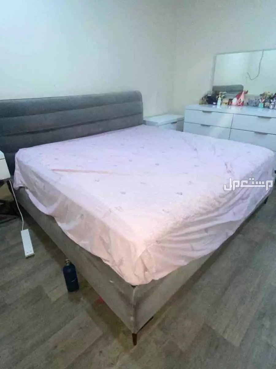 سرير مع مرتبة جميل مع مرتبة بحجم كبير و عائلي