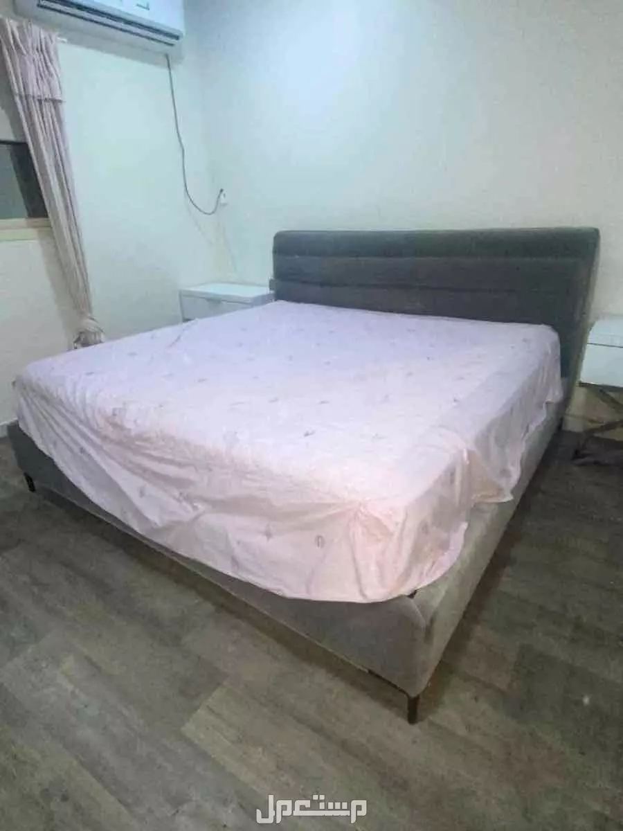 سرير مع مرتبة جميل مع مرتبة بحجم كبير و عائلي