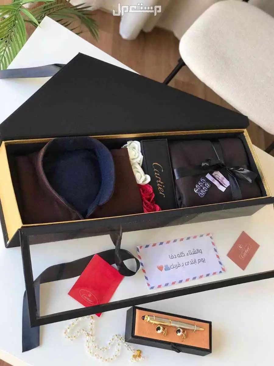 طقم رجالي ماركة جيفينشي كارتير مكون من* *💫قماش جيفينشي شتوي ثقيل درجة اولى* *💫ملحقات ازرار مع لوقو للجيب و الرقبه* *💫ساعه رجالي استالس استيل درجة اولى ضمان سنة ماء مكينة بطاريه قلم
