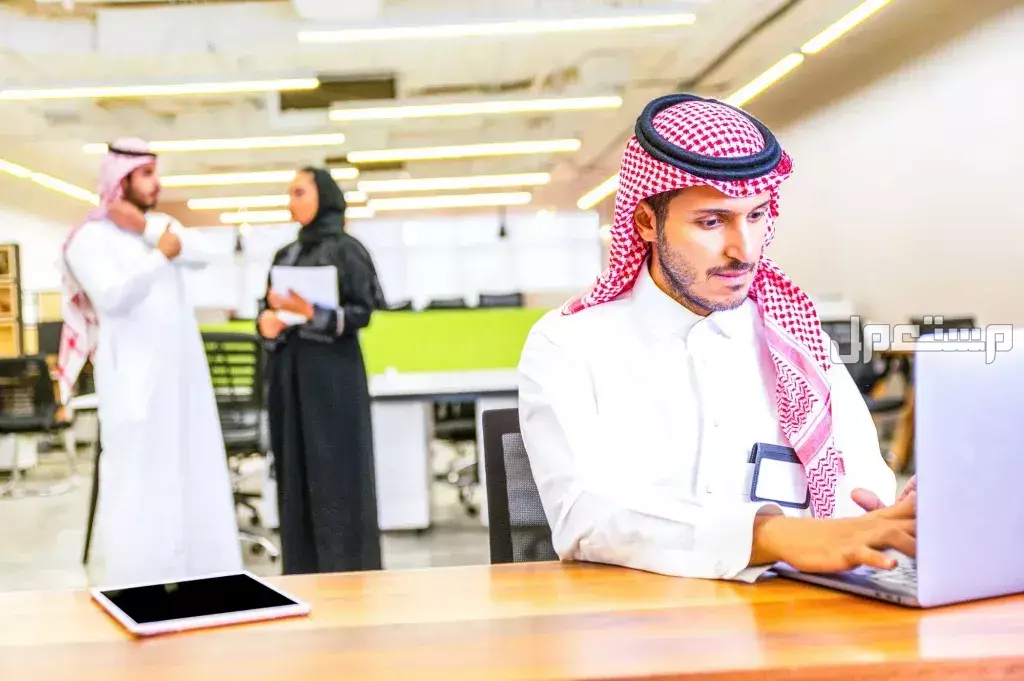 حالات غياب الموظف في السعودية.. وكيفية التعامل معها بشكل قانوني قانون الخصم من الراتب الشهري