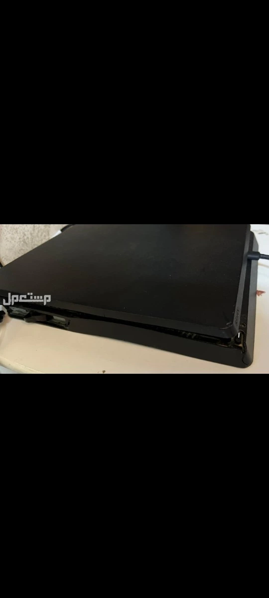 سوني 4 سليم يوجد كابل اتش دي وسلك شاحن اصلي ويد واحده  في الباحة بسعر 400 ريال سعودي