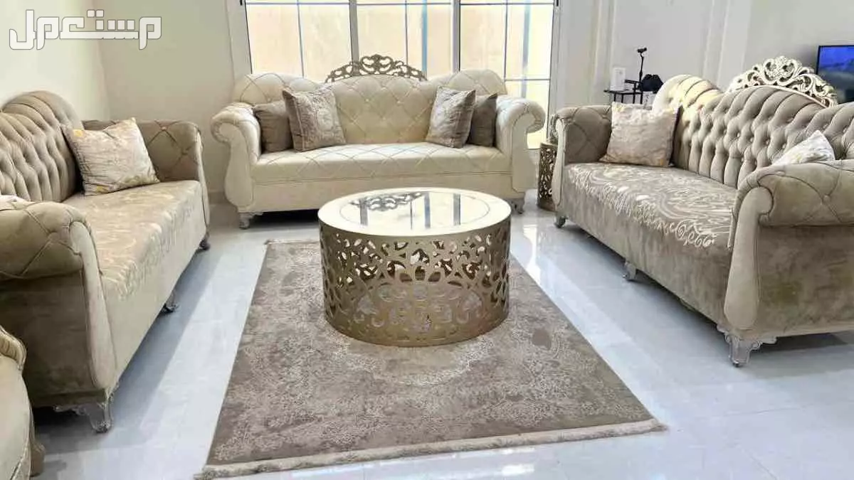 في المدينة طقم كنب مع كرسين و طاولة و مفرشة 1700 ريال سعودي