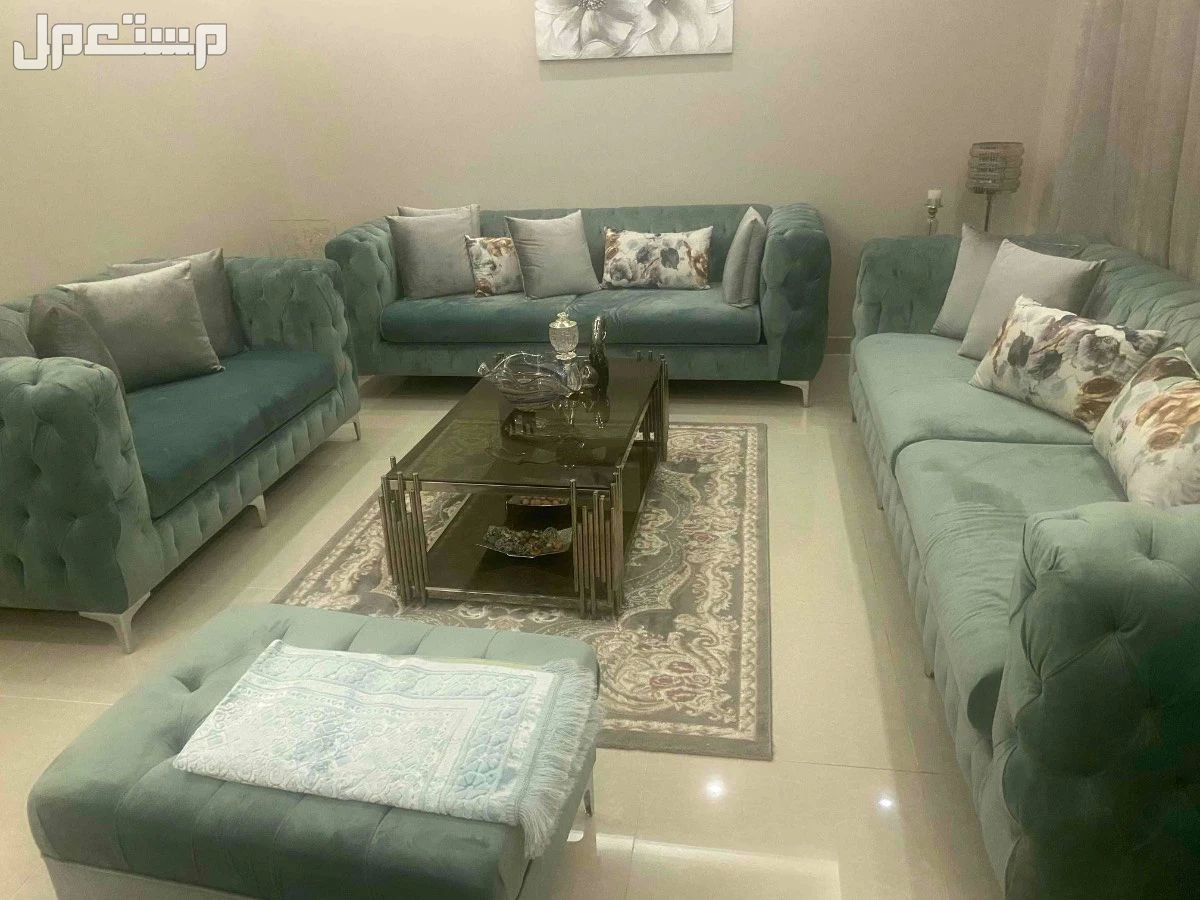 كنب ممتاز ونظيف مع ستائر  بسعر 3700 ريال