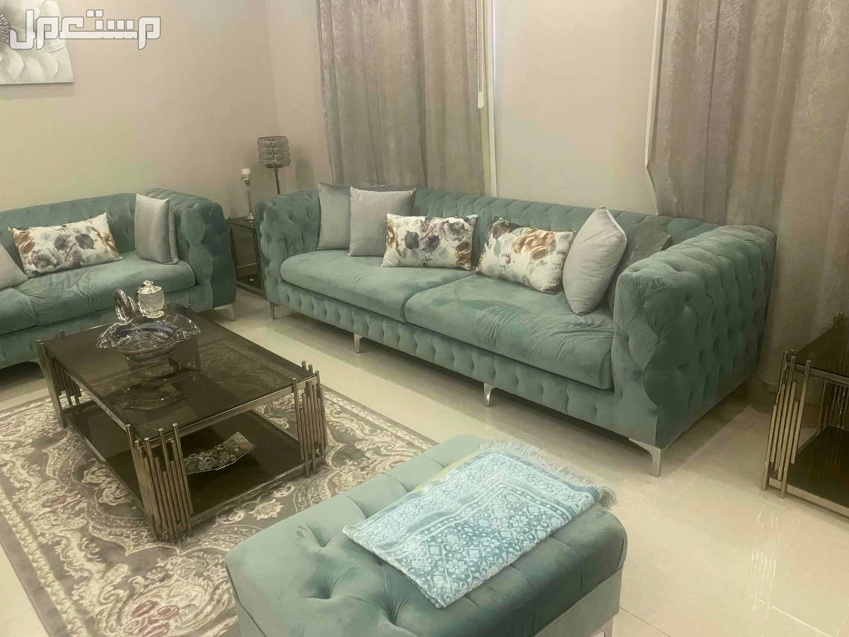 كنب ممتاز ونظيف مع ستائر  بسعر 3700 ريال