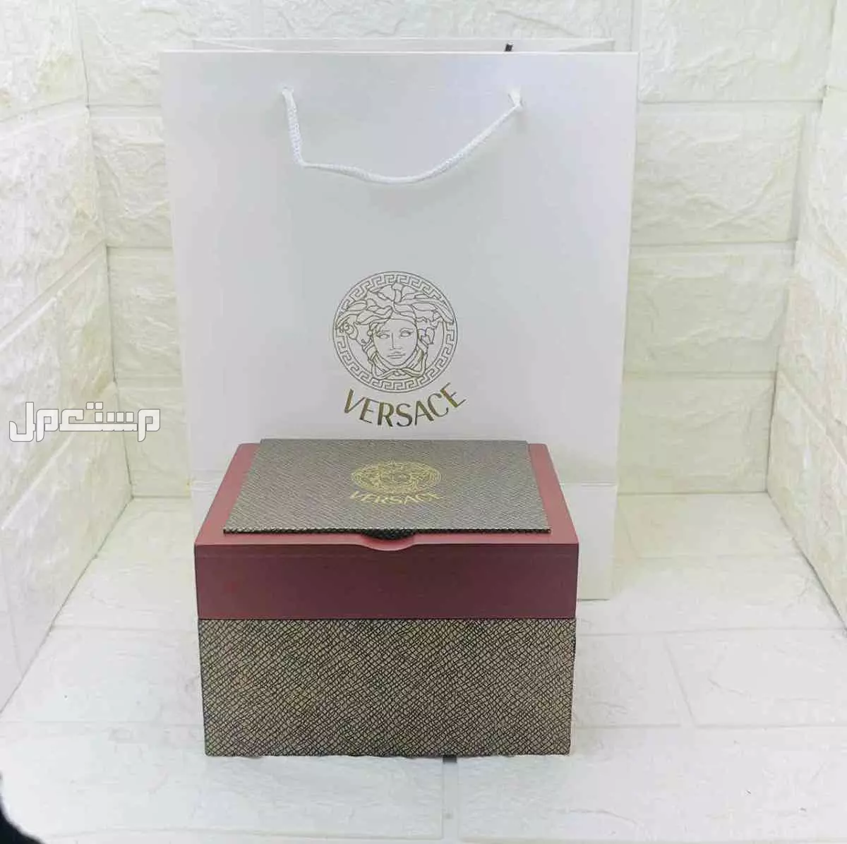 ساعات  فرساتشي رجالي درجه اولى          حركة الساعه بطاريه           مكينة الساعه ياباني          متوفره العلبه والكيس         جده
