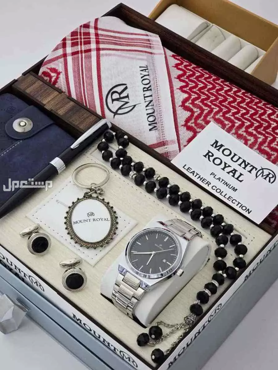طقم مونت رويال راقي  مكونات الطقم: 1. ساعة مونت رويال: ساعة أنيقة تضيف لمسة من الفخامة. 2. قلم فاخر: قلم بتصميم راقٍ وجودة عالية. 3. كبك (أزرار أكمام): بتصميم أنيق يناسب المناسبات الرسمية.
