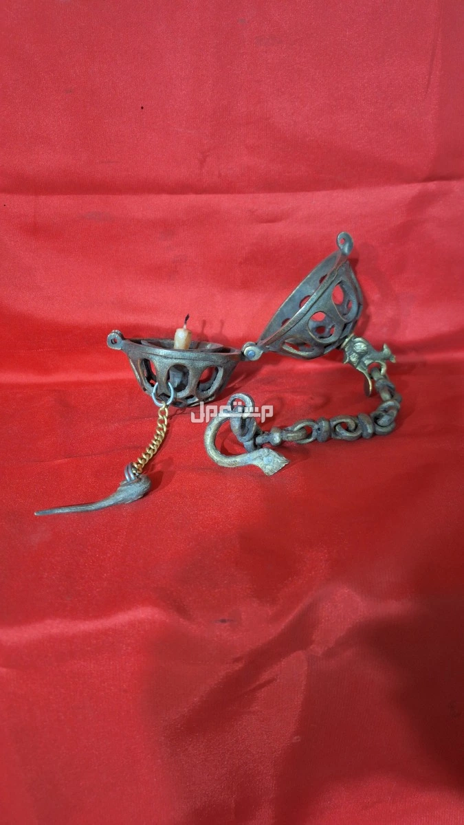 تحفة مسرجة نحاس قديمة على شكل كوره مع سلسلة
