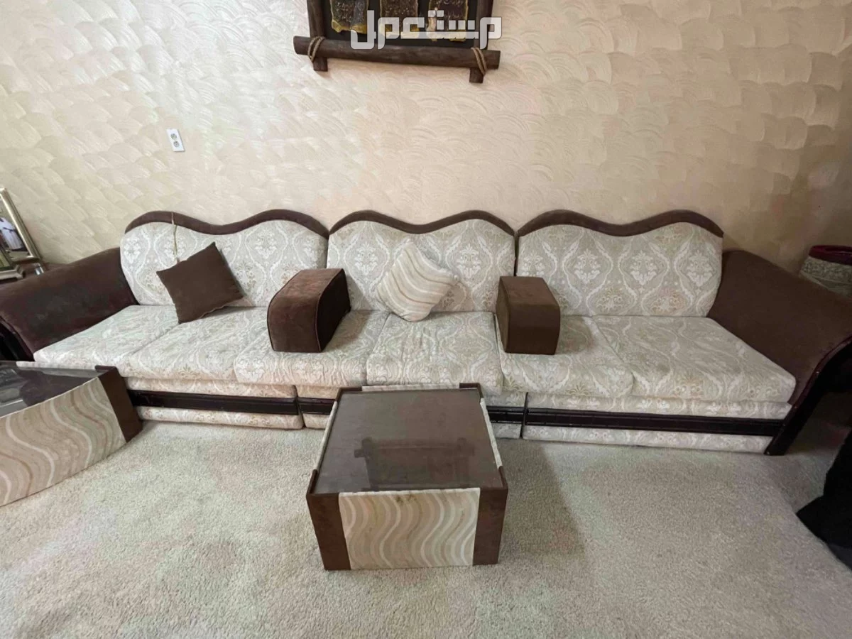 طقم كنب شامل طاوالات خدمه و طاوله ضيافه في الشرقيه والسعر 3000