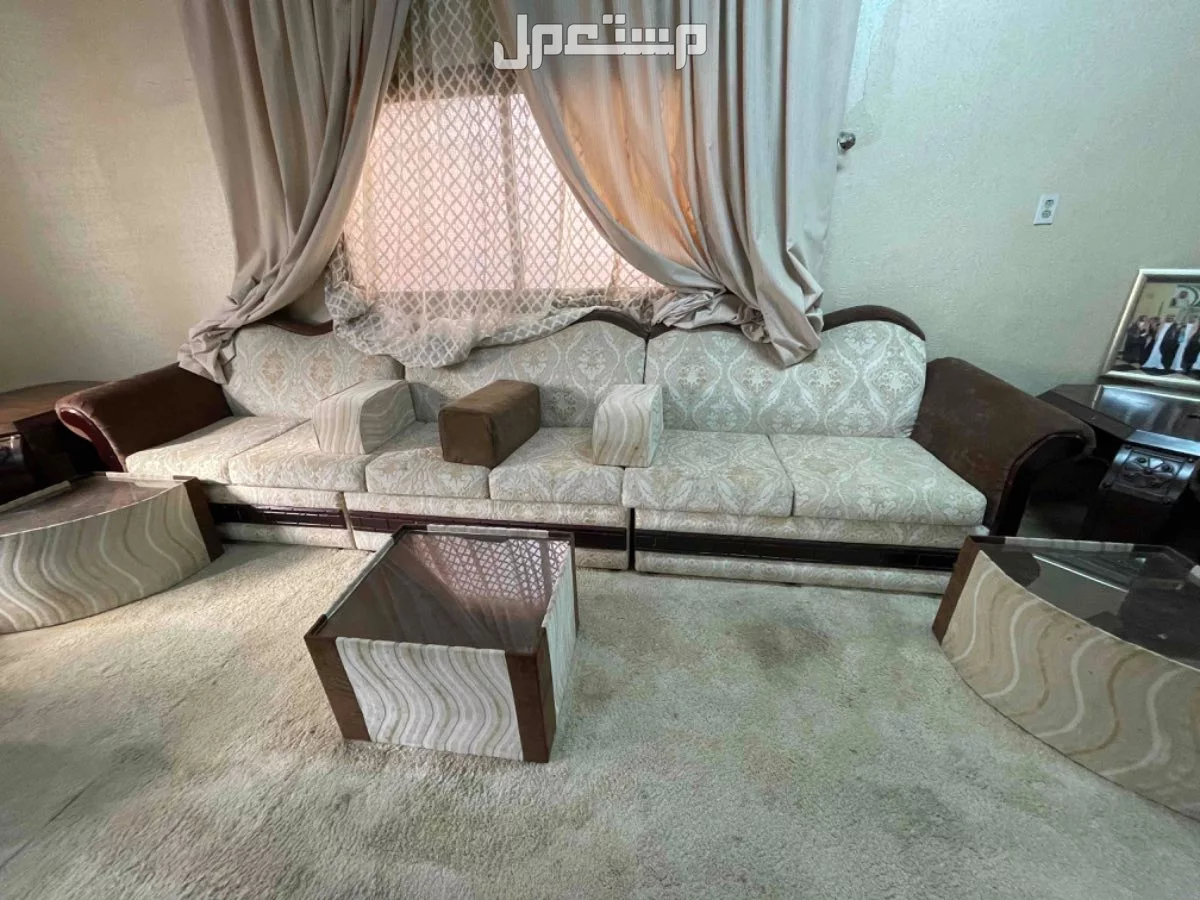 طقم كنب شامل طاوالات خدمه و طاوله ضيافه في الشرقيه والسعر 3000