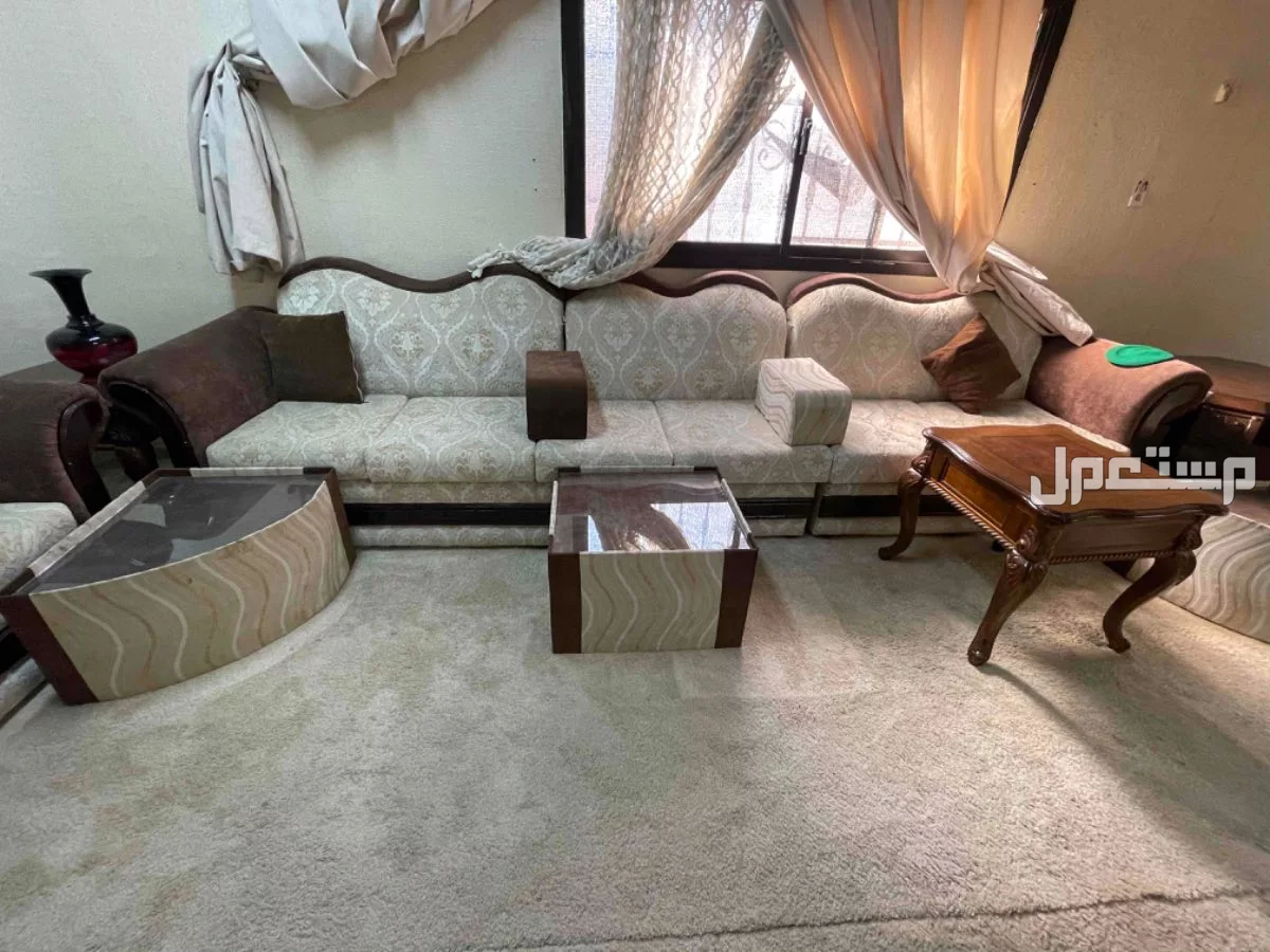 طقم كنب شامل طاوالات خدمه و طاوله ضيافه في الشرقيه والسعر 3000
