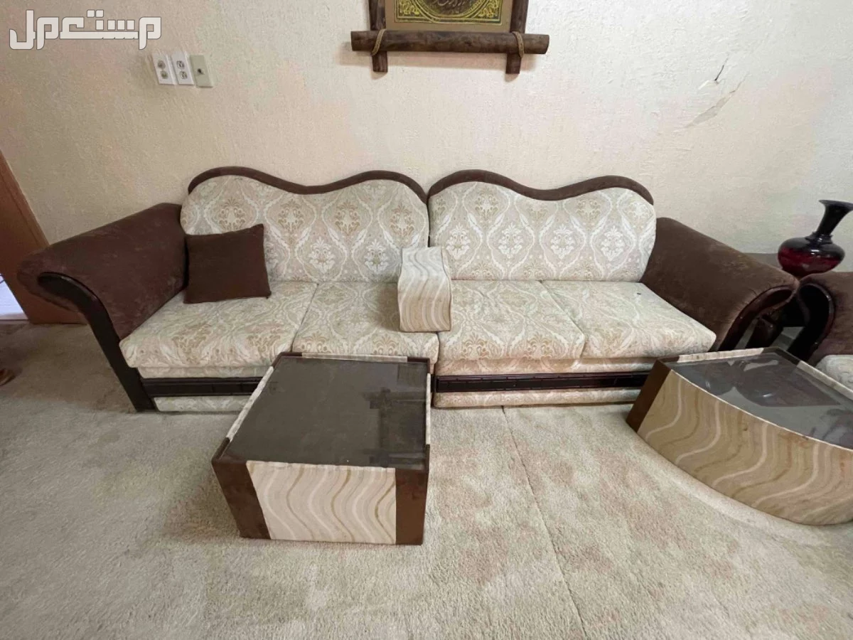 طقم كنب شامل طاوالات خدمه و طاوله ضيافه في الشرقيه والسعر 3000