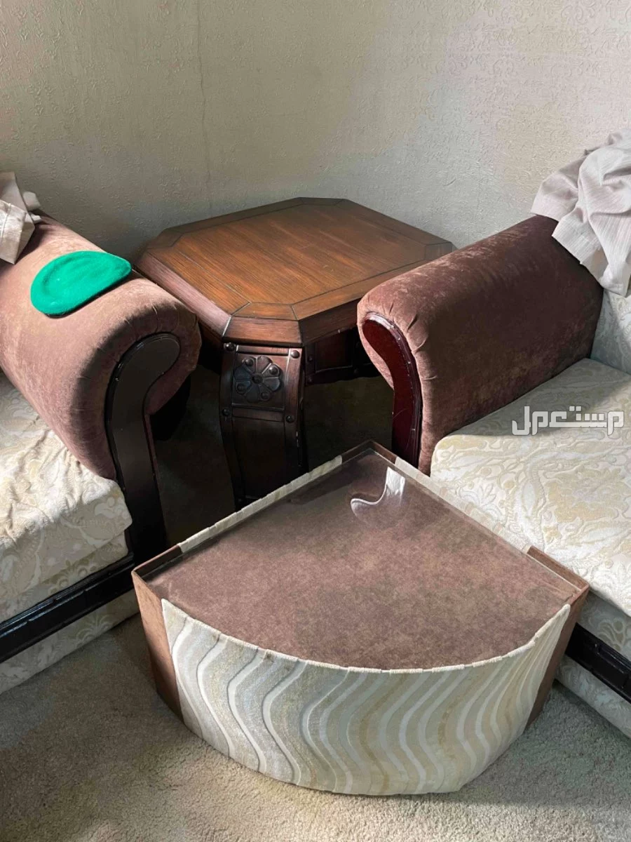 طقم كنب شامل طاوالات خدمه و طاوله ضيافه في الشرقيه والسعر 3000