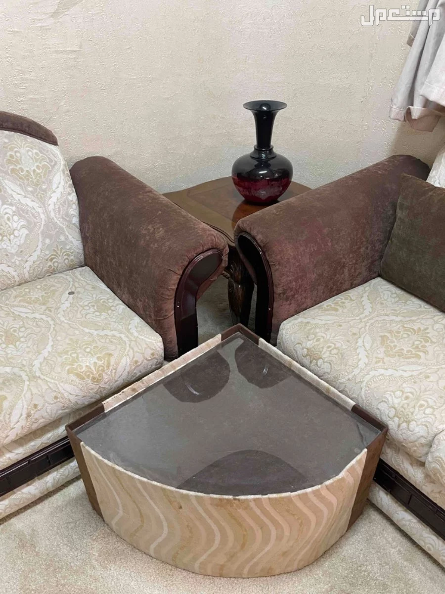 طقم كنب شامل طاوالات خدمه و طاوله ضيافه في الشرقيه والسعر 3000