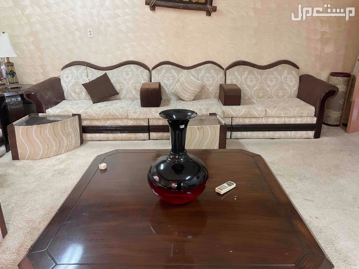 طقم كنب شامل طاوالات خدمه و طاوله ضيافه في الشرقيه والسعر 3000