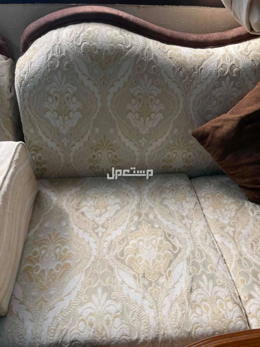 طقم كنب شامل طاوالات خدمه و طاوله ضيافه في الشرقيه والسعر 3000