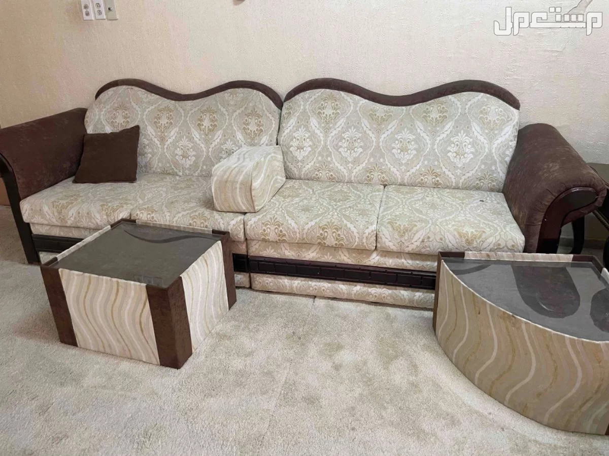 طقم كنب شامل طاوالات خدمه و طاوله ضيافه في الشرقيه والسعر 3000