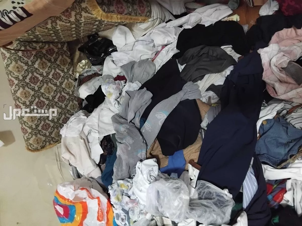 ملابس. مستعمله شبه جديده السعر1500