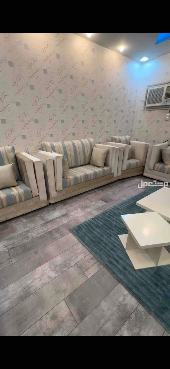 مجلس كامل للبيع بالستارة والسجاد والطاولات