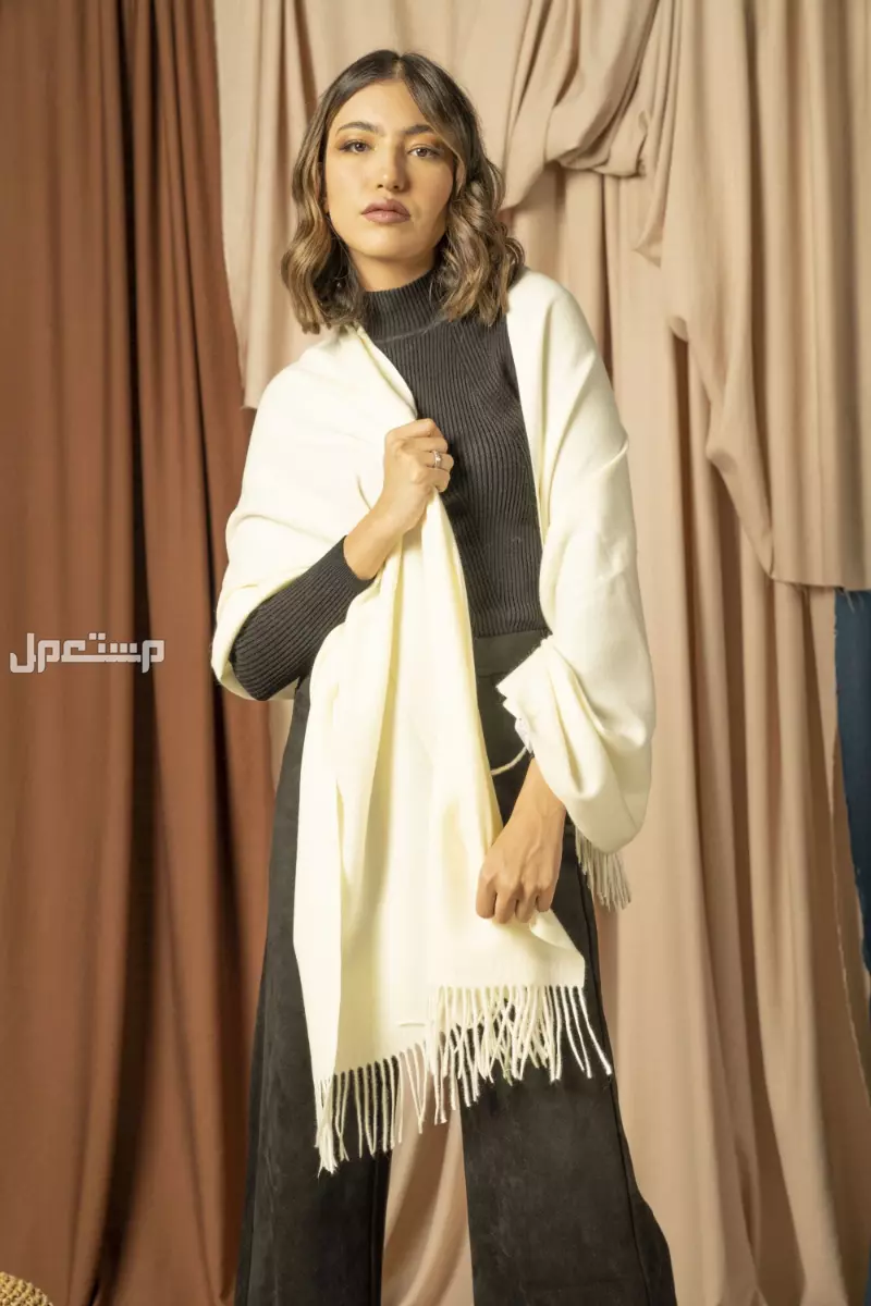 كيفية تنسيق الشال للعبايات​ والملابس.. خطوات ونصائح شال أبيض