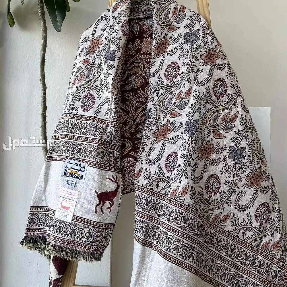 كيفية تنسيق الشال للعبايات​ والملابس.. خطوات ونصائح ألوان الشال الشتوي