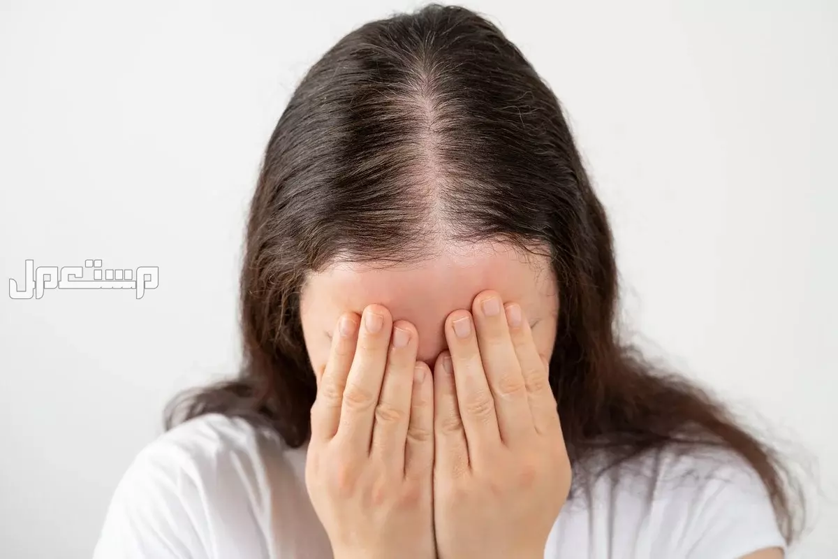 تفسير حلم تساقط الشعر عند لمسه للرجل والمرأة تفسير حلم تساقط الشعر عند لمسه للعزباء