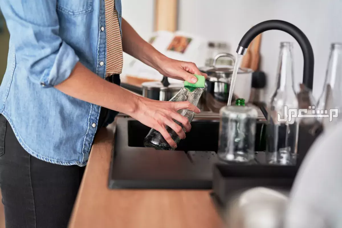 أفضل طرق تنظيف زجاجات المياه والحفاظ على نظافتها غسيل زجاجات مياه