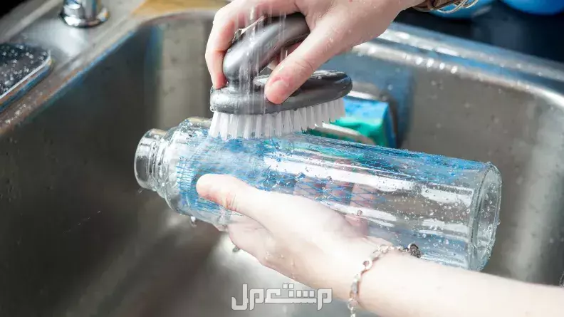 أفضل طرق تنظيف زجاجات المياه والحفاظ على نظافتها زجاجات مياه بلاستيك صحية