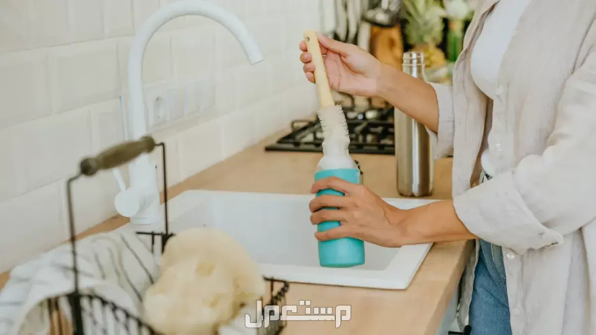 أفضل طرق تنظيف زجاجات المياه والحفاظ على نظافتها غسيل الزجاجة بالماء والصابون