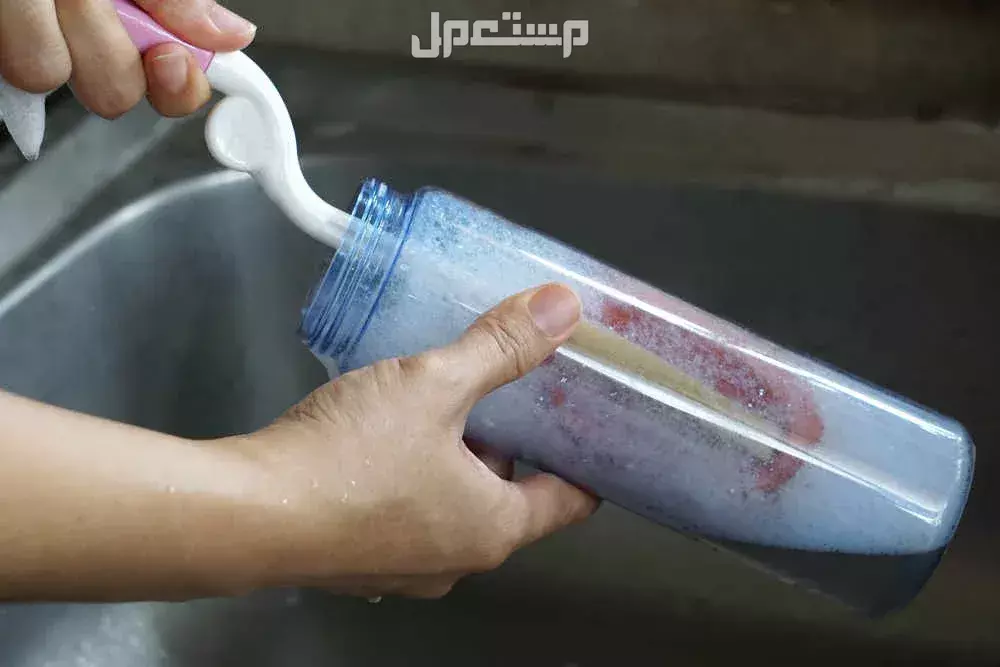 أفضل طرق تنظيف زجاجات المياه والحفاظ على نظافتها تنظيف زجاجات المياه البلاستيك