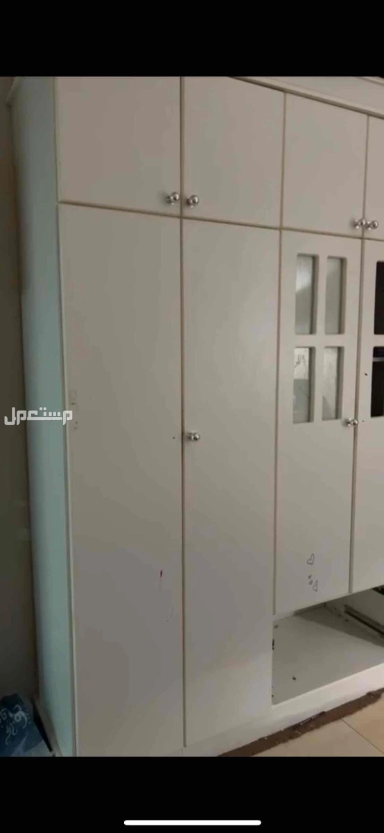 دولاب ملابس جديد ونظيف وكبيرر طوله 3 والعرض معرف ولكن عريض في ينبع البحر بسعر 800 ريال سعودي