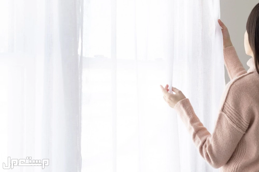 أفضل طرق تنظيف ستائر المطبخ بدون فكها طرق تنظيف ستائر المطبخ