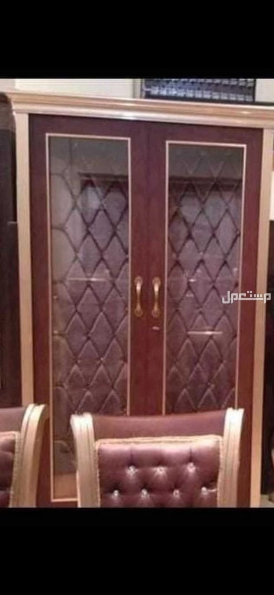 غرفة سفرة للبيع بحالتها اللهم بارك زي الصورة. .   بوفيه كبير 4 ضلف، عليه رخامة ومراية كبيرة. .  بوفية صغير ضلفتين وعليه رخامة. .  نيش زجاج بمبطن بقطيفة. .