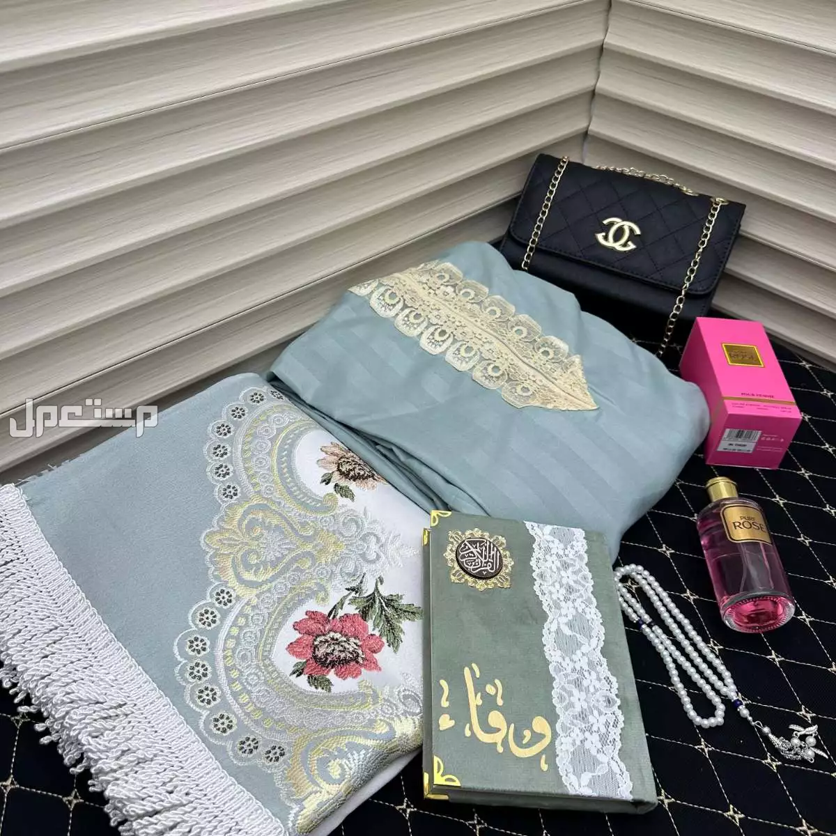 طقم صلاة نسائي مع شنطة شانيل فخامة الاهداء شامل التوصيل والشحن