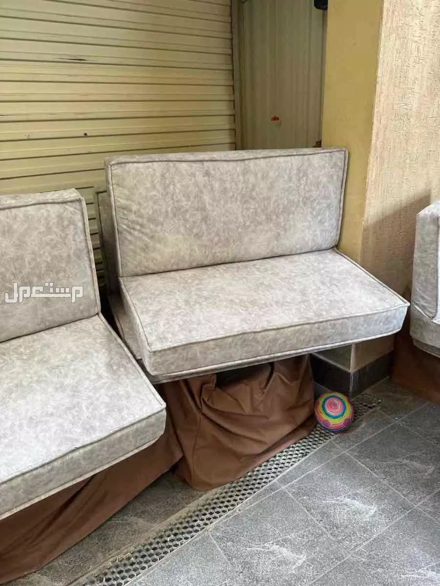كنب ارضي و كنب مرتفع و طاولة ارضيه